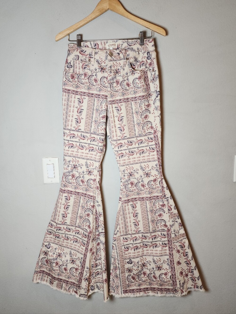 Shyanne Flare Jeans Stretch Denim Size 29 (Runs Small?) Pink Cream Floral